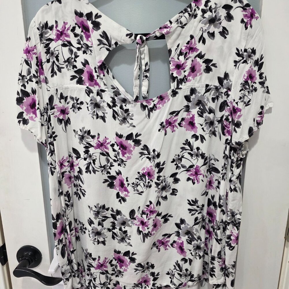 Torrid White Floral Flutter Sleeve Blouse – Size 2 Plus – Tie Back Detail Top - Picture 7 of 7
